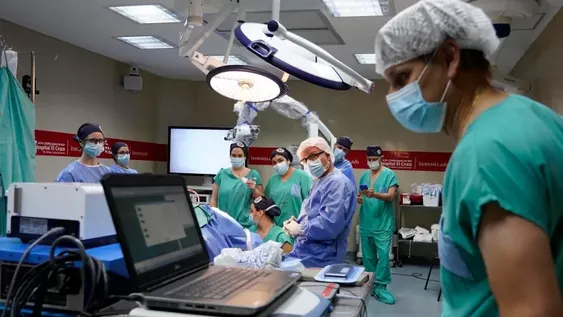 Una nena oye gracias a inédito implante de tronco encefálico