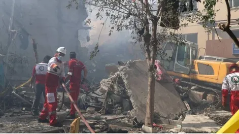 Mueren 60 personas en ataque aéreo israelí contra edificio residencial en Teherán