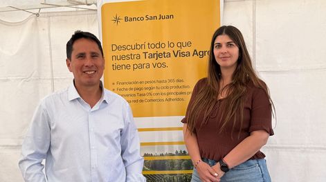 Rodrigo Córdoba y Rocío Coll, referentes comerciales de Banco San Juan, en el stand de la entidad durante Expo Innova Cuyo 2026, donde presentaron su oferta de financiamiento para el agro sanjuanino. Rodrigo Córdoba y Rocío Coll, referentes comerciales de Banco San Juan, en el stand de la entidad durante Expo Innova Cuyo 2026, donde presentaron su oferta de financiamiento para el agro sanjuanino.