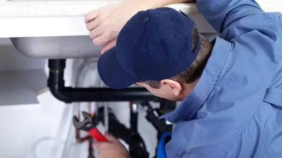 ¿Necesitás un plomero, albañil o electricista? Mirá las estrictas normas de seguridad que debés seguir