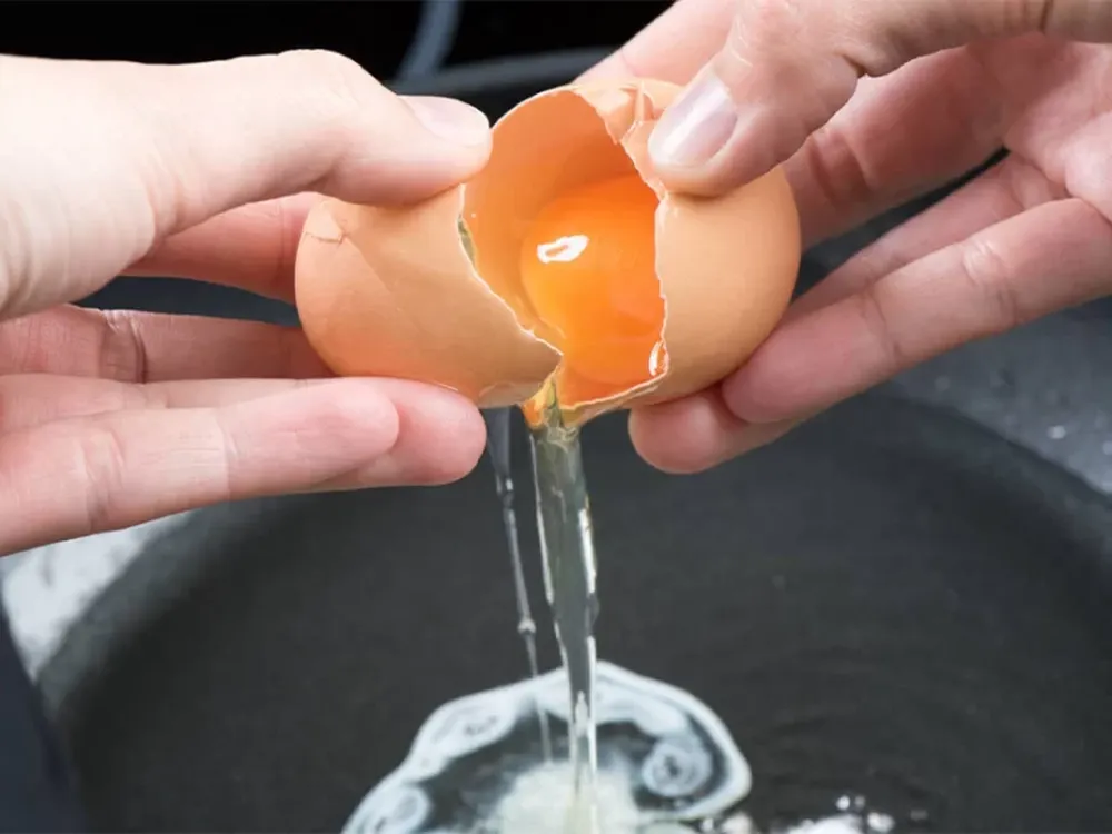 Una técnica para romper un huevo sin dañar la yema se volvió