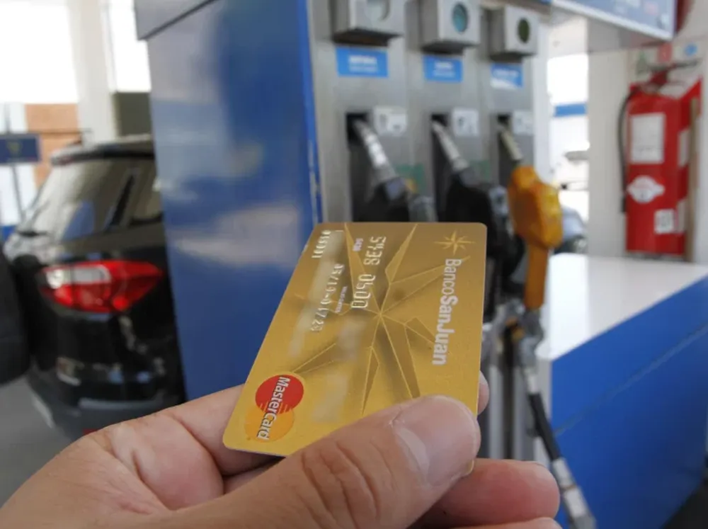 Se acerca el fin de la tarjeta de crédito en naftas: se usa en el 30% de las ventas