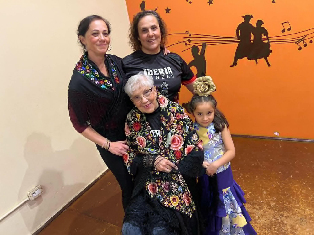 Marina, al alma del Instituto de danzas Iberia, junto a sus hijas Silvina y Rocío, y su nietita Lucía 