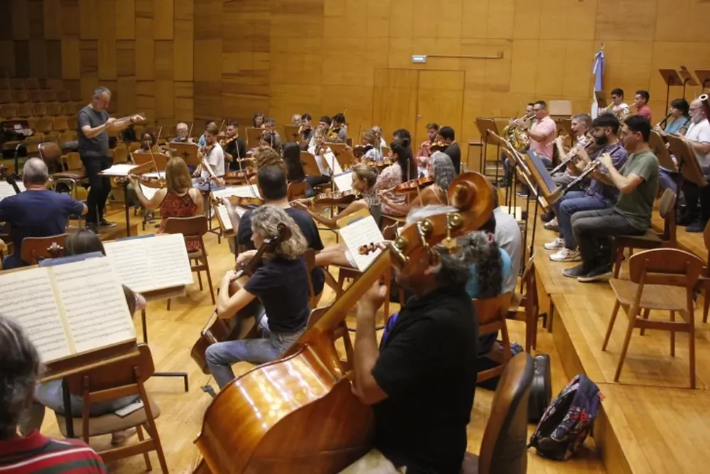 AMIGO DE LA CASA, César Iván Lara -que también abrió la actual temporada- vuelve a dirigir a la Sinfónica de la UNSJ. ( Foto Archivo )