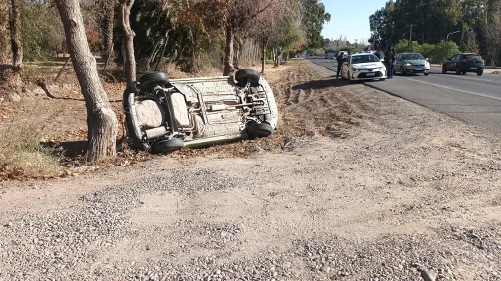 Un automovilista protagonizó un espectacular vuelco en la Ruta 20