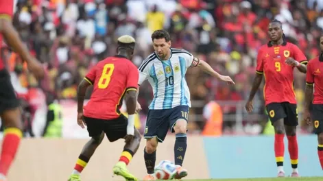 Al pie. El capitán Messi en acción en Angola. Un gol suyo y otro de Martinez sellaron la victoria de Argentina en el final del calendario 2025.