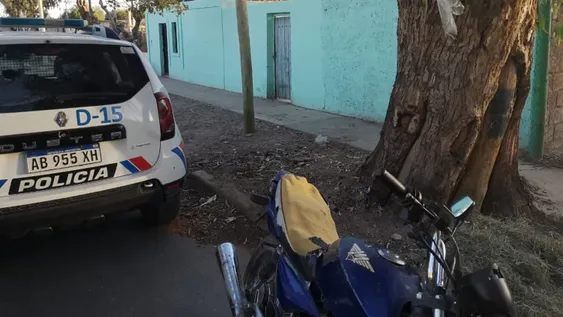 Intentó robar un celular desde una moto en movimiento: terminó preso