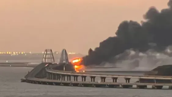 Una explosión hizo colapsar una parte del único puente que une a Crimea con Rusia