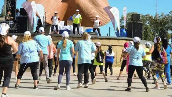 Una multitud en movimiento