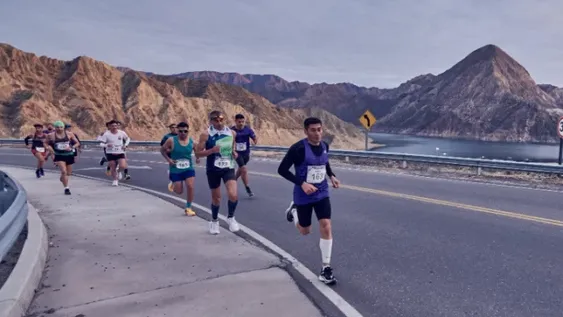 MUY TEMPRANO, con el sol restregandose los ojos largarán los atletas que correrán los 42K desde Punta Negra.
