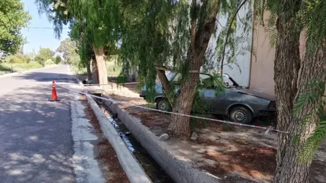 Un ciclista quedó gravemente herido tras ser impactado por un Renault 12: el auto terminó estrellándose contra una casa