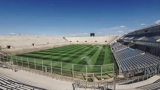 Los secretos para mantener el césped en el Estadio del Bicentenario