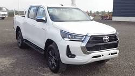Toyota Hilux cabina doble 4x4 blanca