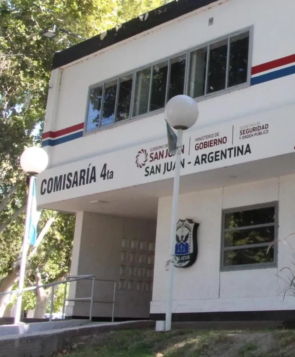 A mano armada, dos ladrones asaltaron un local de ropa y huyeron con $45 mil y una moto