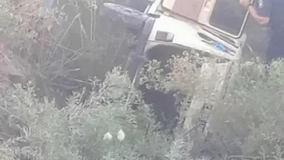 Una Renoleta cayó a un desagüe y sus ocupantes fueron hospitalizados