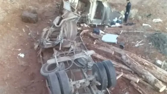 Tío y sobrino al borde de la tragedia por un camión sin frenos