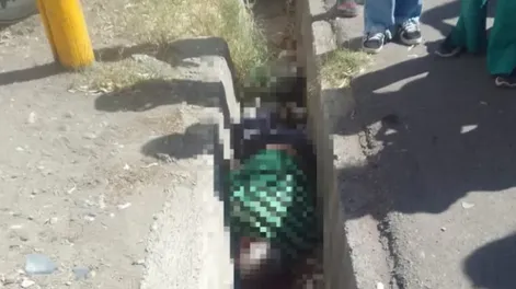 Un anciano iba en bicicleta, lo atropelló un colectivo, terminó en la acequia y está grave