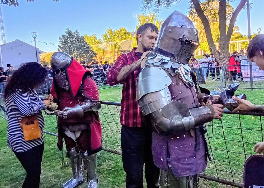 Los escuderos preparando a los combatientes