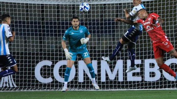 Racing pegó de arranque en suelo chileno