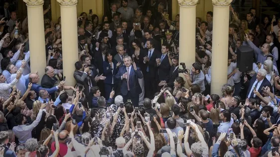 Ya rige el impuesto del 30% para la compra de dólares y el turismo