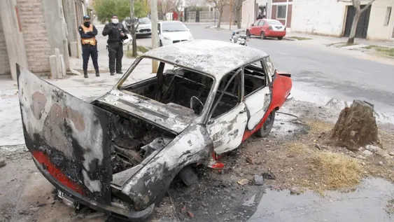 “Por evitar un auto”, chocó y se le incendió su vehículo