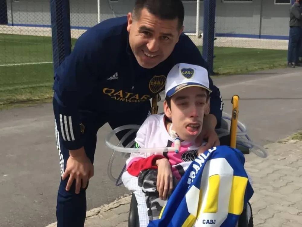 Riquelme tuvo un gesto con un hincha y terminó al borde de las lágrimas