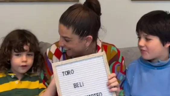 Juana Repetto junto a sus hijos.-