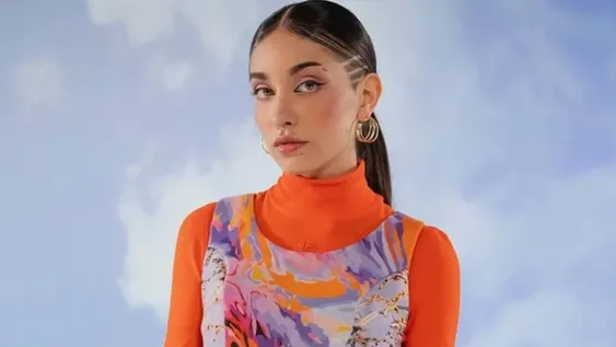 María Becerra de vestidito ¿sin nada abajo? y escotazo