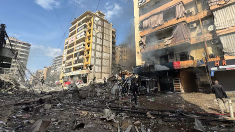 Escombros en el lugar de un ataque aéreo de Israel en el surde Beirut.