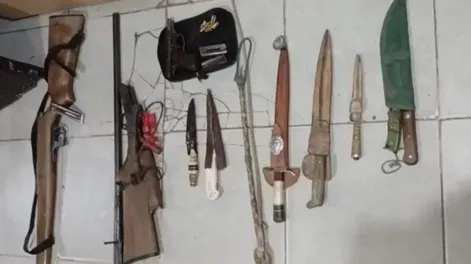 Lo buscaban por haber golpeado con un rebenque a su mujer y descubrieron que tenía un arsenal en su casa