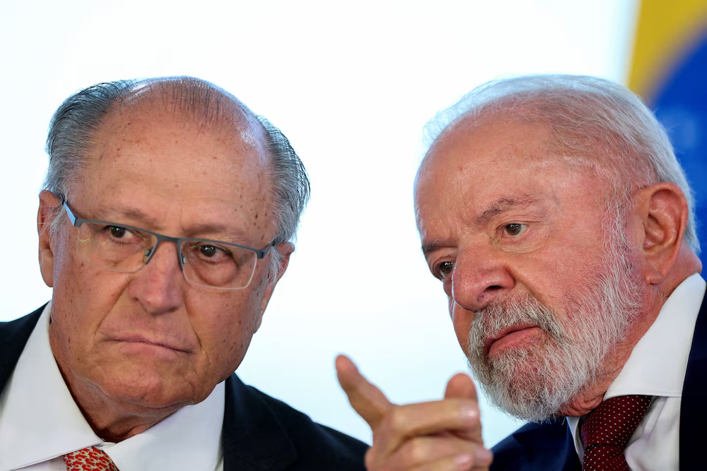 El vicepresidente de Brasil, Geraldo Alckmin, escucha al presidente Luiz Inácio Lula da Silva durante un acto en el Palacio del Planalto.