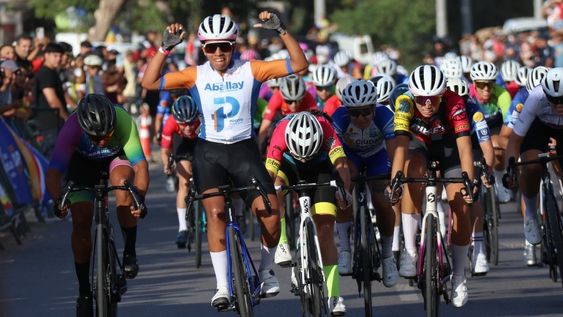 Maribel Aguirre se quedó con la primera etapa de la Vuelta a San Juan Damas 2026 y lidera la clasificación general. &nbsp;