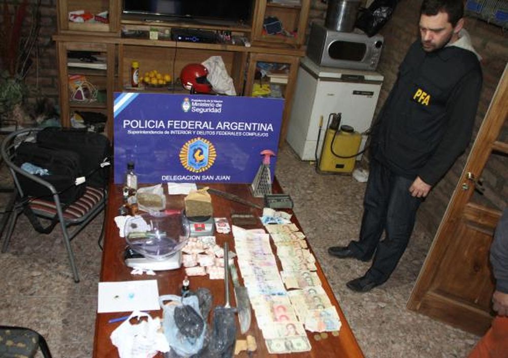 Presos por casi 1 kilo de droga