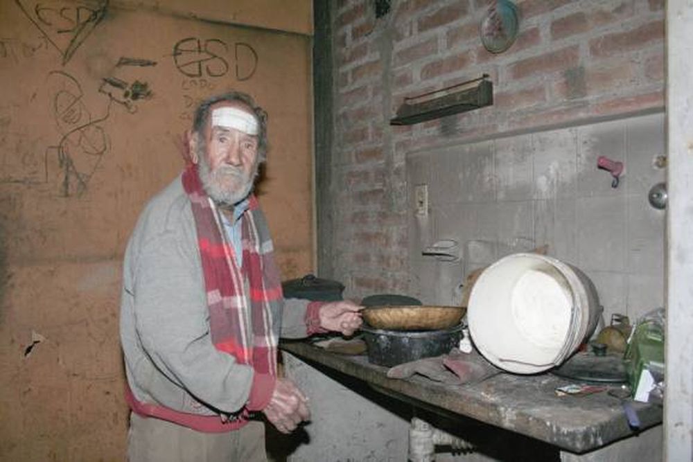 Roban y queman sus cosas para usar su casa de guarida