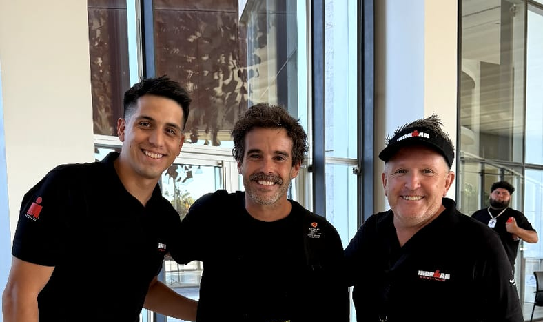 Nicolás Cabré junto a los conductores del Ironman, Lito García y Jorge Tobal. El actor competirá el Ironman 70.3