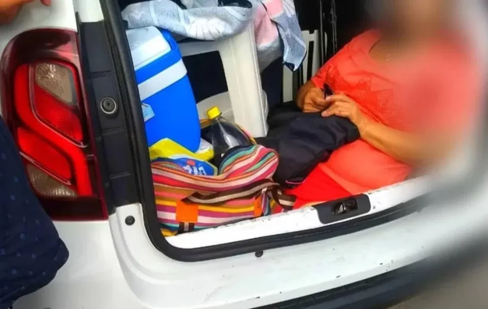 Multaron a un argentino en Brasil por llevar a su suegra en el baúl