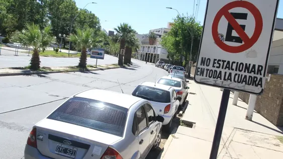 Un tramo clave de la Libertador es un caos por el estacionamiento indebido