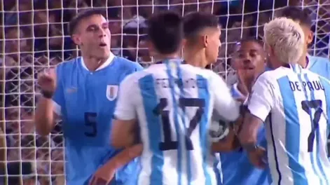 El ordinario gesto de Ugarte a De Paul y la respuesta de Messi