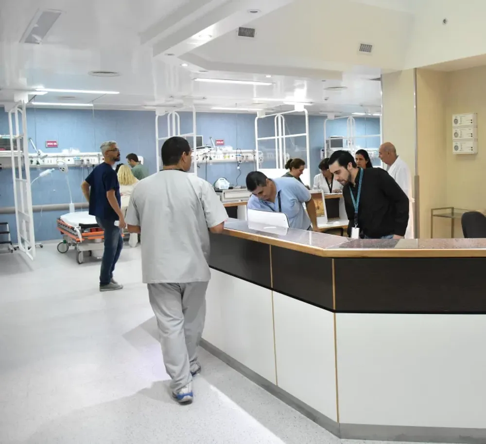 Se desplomó un portón sobre una nena: un fuerte golpe en la cadera y una pierna fracturada