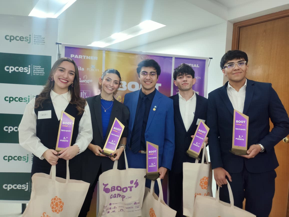 Sabrina Chicón, Abril Altamira, Leo de los Rios, Francisco Arce Carrillo y Santiago Flores, los ganadores del Bootcamp 2026 de JAE.    