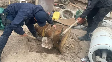 Detuvieron a un hombre que se subió al techo de su casa y con un cuchillo amenazó a su familia