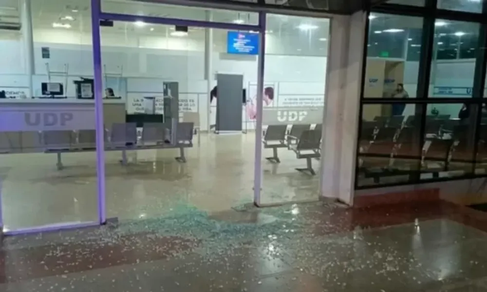 Balearon el frente de un hospital en Buenos Aires: varios pacientes tuvieron que arrojarse al suelo