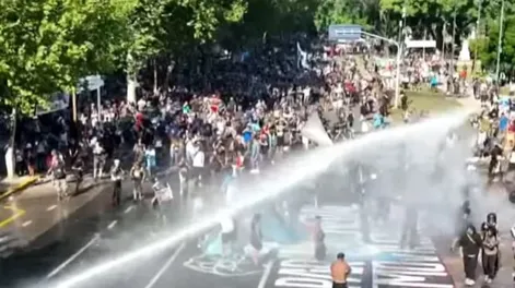 Hubo enfrentamientos entre manifestantes de izquierda y la Policía frente al Congreso