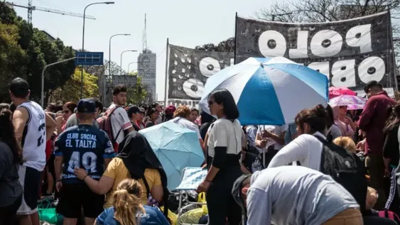 Piqueteros endurecen el acampe