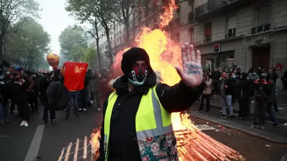Choque entre la Policía y la multitud de manifestantes por el Primero de Mayo en Francia