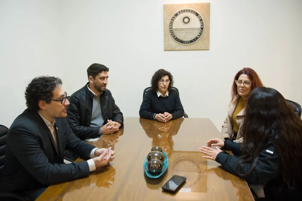 Directora del proyecto, Dra. Paula Mateos, y la vicedirectora, Dra. Silvina Nassif, junto al responsable de Higiene y Seguridad de la FFHA, Sergio Ginbert, el titular de Higiene y Seguridad de la UNSJ, Patricio Bustos, el Instituto Volponi y el sismólogo Dr. Sebastián Correa Otto.