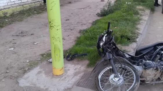Iba en moto, perdió el control y se estrelló contra un poste