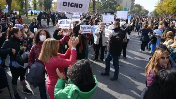 Trabajadores de salud se manifestaron frente al Hospital Marcial Quiroga y en el Centro Cívico