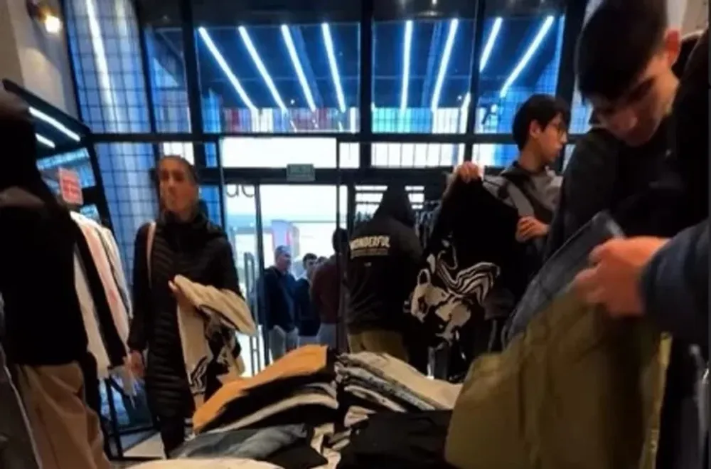 FERIA DE DESCUENTOS. Las ofertas de bolsas con productos de otras temporadas o segunda selección atrajo a cientos de compradores en Mar del Plata.