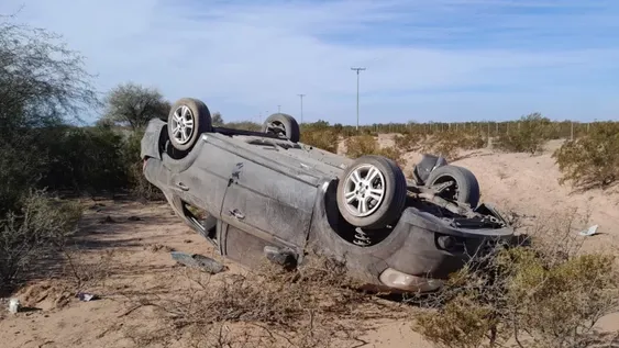 Casi lo peor para el conductor de un auto que volcó en Caucete